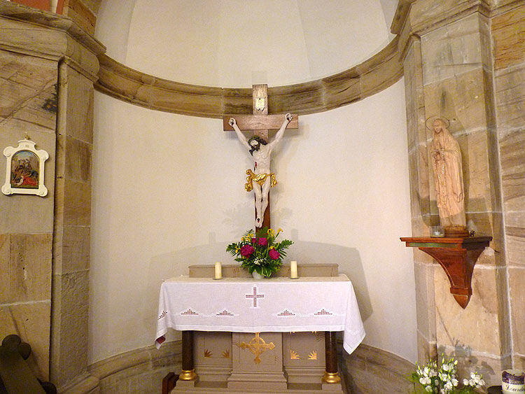 Auf dem linken Seitenaltar ist der gekreutigte Jesus dargestellt